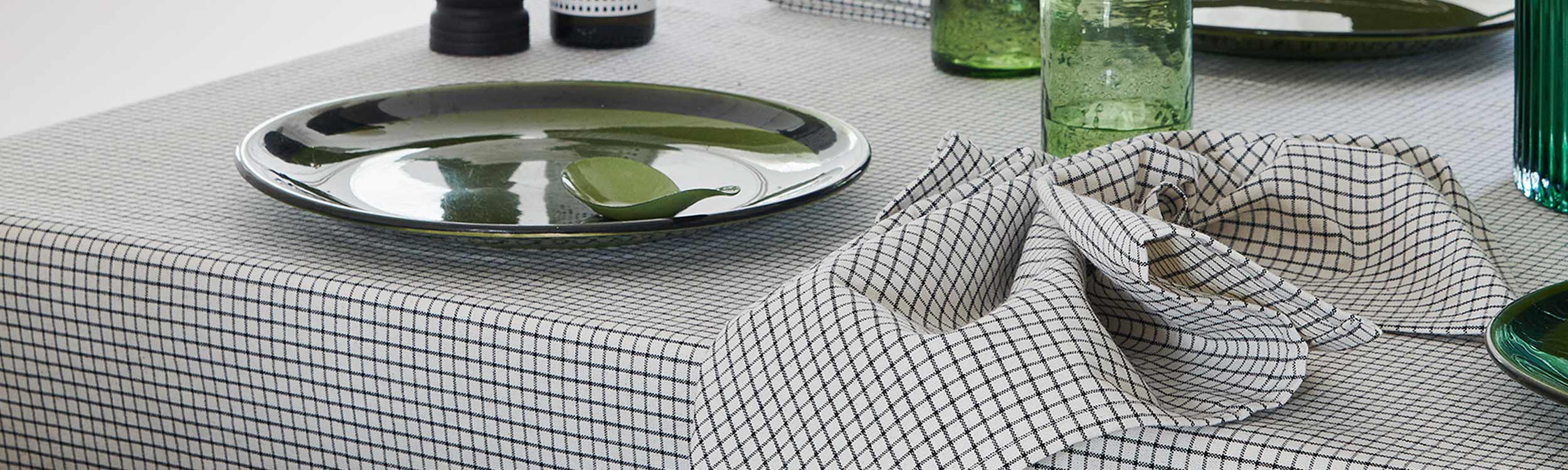 table tablecloths and napkins universe